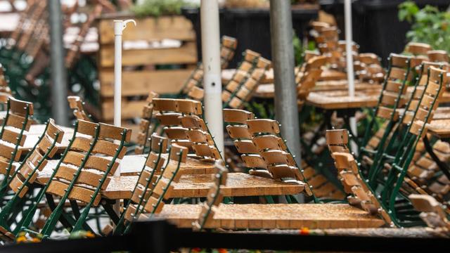 Leere Tische im Biergarten: Dehoga: Regenwetter hat Gastro-Geschäft beeinträchtigt