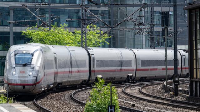 Fahrpreise auf der Schiene: Umfrage: Knapp zwei Drittel halten Bahntickets für teuer