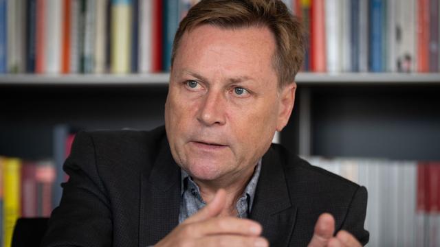 Verfassungsrichterwahl: Universitäts-Präsident stellt sich vor SPD-Richterkandidatin