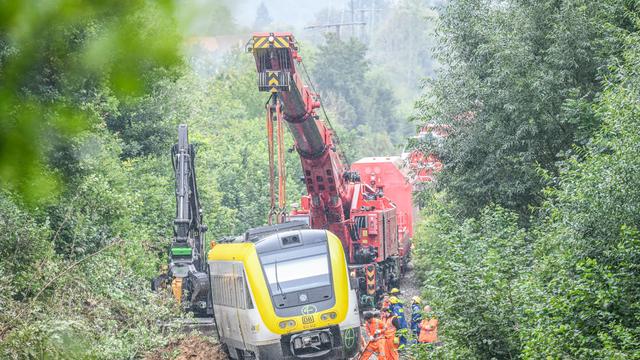 Entgleister Regionalexpress: Zugunglück: Bergung dauert weiter an