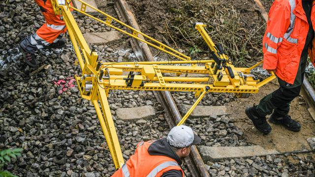 Entgleister Regionalexpress: Experten begutachten Strecke nach Zugunglück