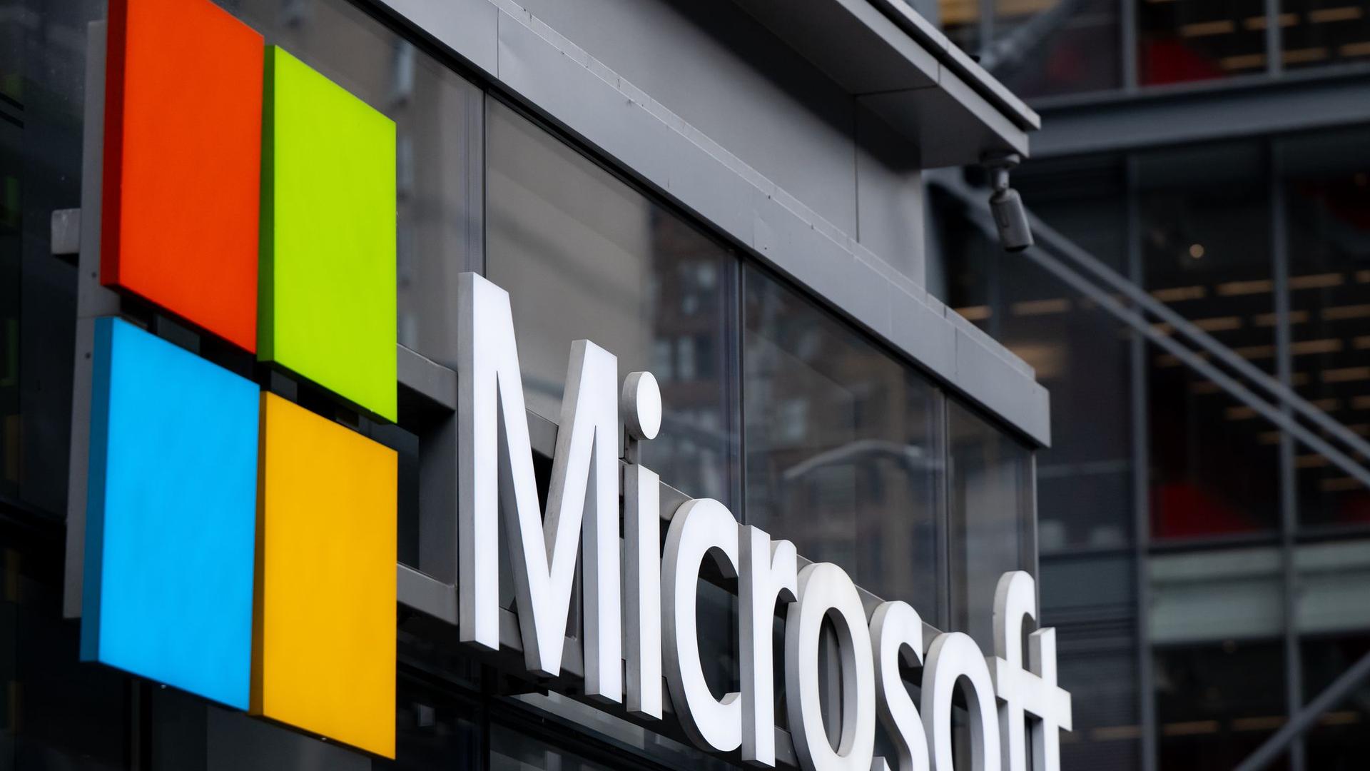 Software-Konzern: KI-Boom: Microsoft mehr als vier Billionen Dollar wert
