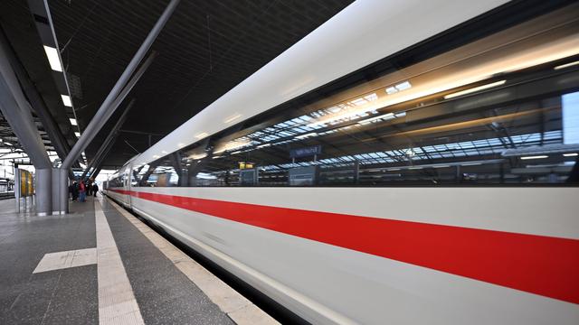 Ursache unklar: Mann lehnt sich in Erfurt an fahrenden ICE – schwer verletzt