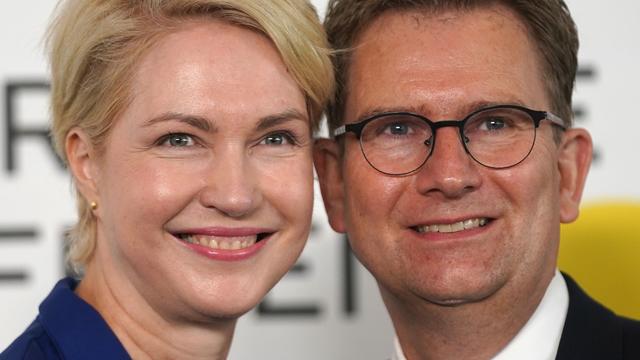 SPD-Politikerin: Silberhochzeit: Schwesig teilt Hochzeitsfoto aus Jahr 2000
