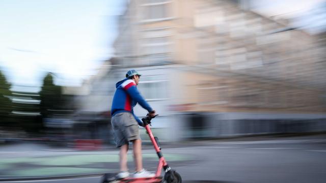 Verkehr: Versicherer: Leih-Scooter verursachen häufiger Unfälle