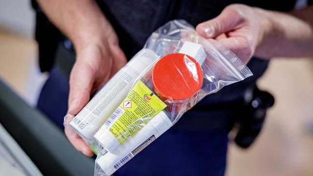 Kontrollen am Flughafen: Fliegen mit mehr Flüssigkeit: EU erlaubt neue Gepäckregeln