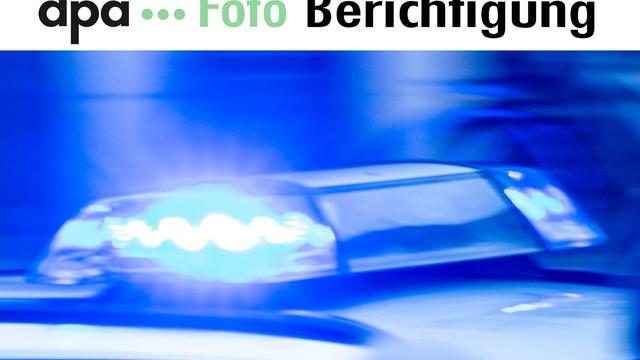 Eine Person verletzt: Flucht vor Polizei: Transporter kollidiert mit Autos