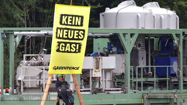 Umstrittenes Energieprojekt: Greenpeace protestiert auf Bohrplatz gegen Gasförderung