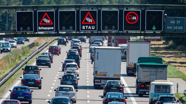 Reiseverkehr: Lange Staus zu Ferienstart - gibt es Alternativen?