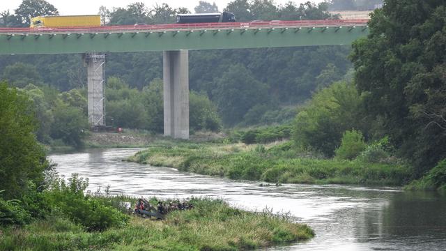Unfälle: Nach Hubschrauberunglück: Ölsperre auf der Mulde entfernt