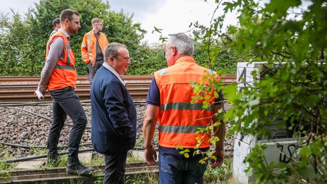 Brandsätze an Bahnstrecke: NRW-Minister Krischer: Schaden durch Brandsätze ist immens