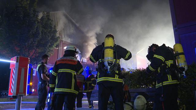 Feuerwehr im Großeinsatz: Zwei Verletzte bei Brand in Hamburger Flüchtlingsheim