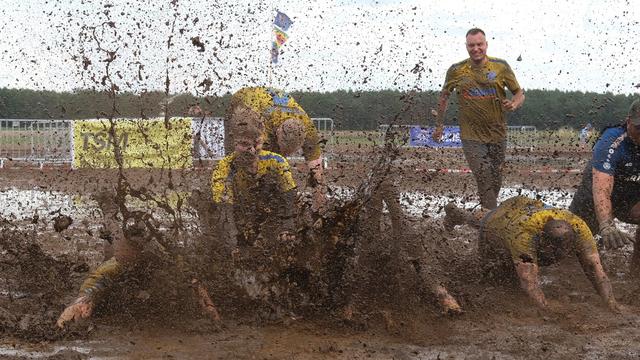 Buntes: Kicken im Schlamm: Titelkampf im Matschfußball