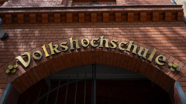 Erfolgreich nachgeholt: Schulabschluss als Erwachsener an der Volkshochschule
