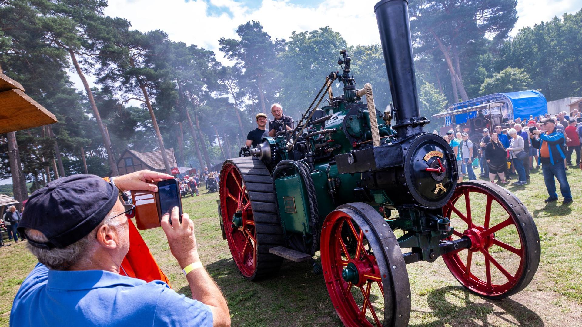 Feste: Technikfans bewundern Dampfmaschinen in Alt Schwerin