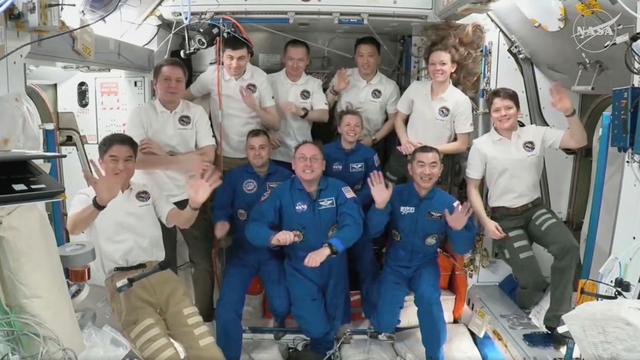 Begrüßung im ALL: Vier Raumfahrer auf der ISS eingetroffen