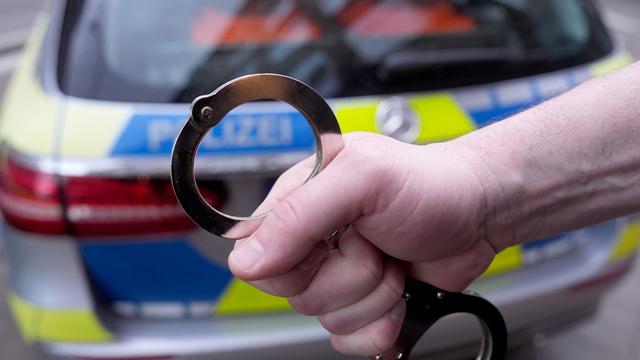 Kriminalität: Streit auf Parkplatz eskaliert - Autofahrer fährt Frau an