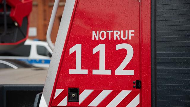 Rettungseinsatz: Feuerwehr rettet Mensch aus brennender Wohnung