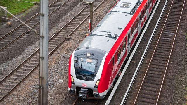 Bahnverkehr: Frau im Gleis – S-Bahn kommt fünf Meter vor ihr zum Stehen