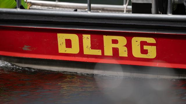 Notfall: Entkräfteter Schwimmer aus Fahrrinne im Rhein gerettet