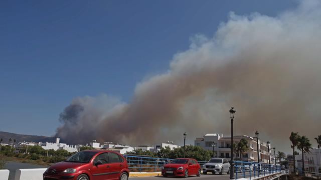 Strände geräumt: Tausende wegen Waldbrand nahe Tarifa evakuiert