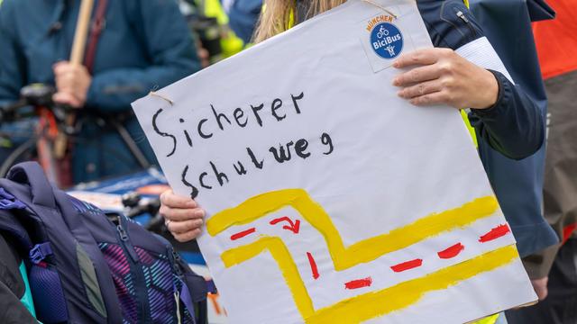 Kinder im Straßenverkehr: Wie übe ich mit meinem Kind den Schulweg