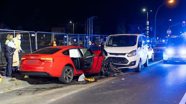 Polizei prüft Drogenverdacht: Autofahrer gerät beim Überholen auf Radweg - 66-Jährige tot