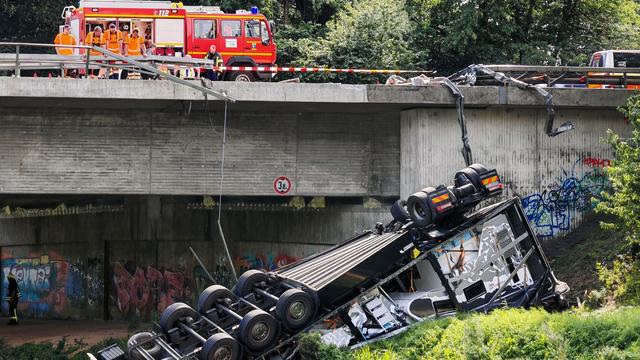 Unfälle: Lastwagen stürzt von Autobahnbrücke - Zwei Schwerverletzte