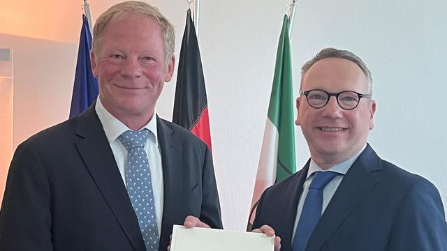 Minister überreicht Urkunde: Bundesrichter Günther zum OVG-Präsidenten ernannt