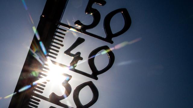 Ermittlungen gegen Mutter: Kind bei Hitze im Auto zurückgelassen - Passantin greift ein