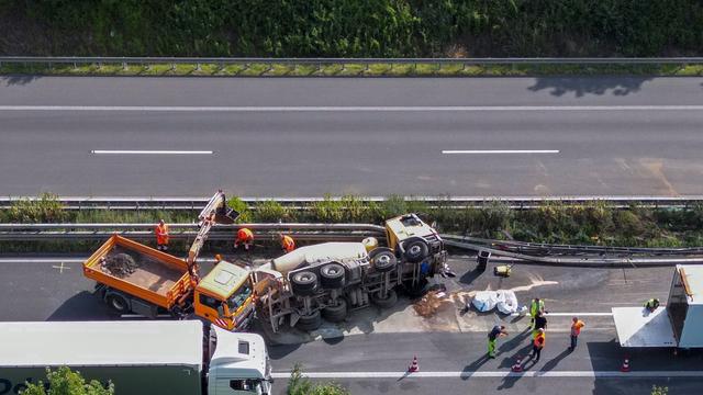 Unfälle: Betonmischer durchbricht Mittelleitplanke - A14 gesperrt