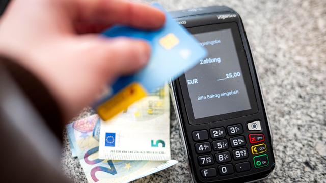 Trend zur Kartenzahlung: Ob zu Hause oder auf Reisen: Mehrheit zahlt bargeldlos