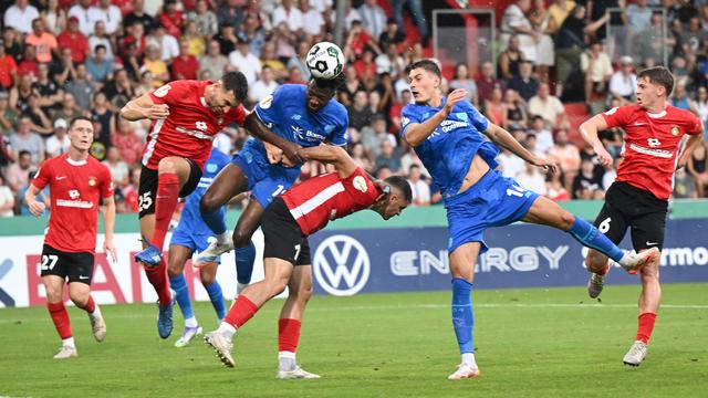 DFB-Pokal: Spiel unterbrochen: Gewitter stoppt ten Hag und Leverkusen