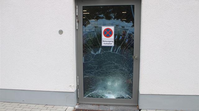 Alkohol am Steuer: Drei Promille im Blut – Autofahrer beschädigt Notausgang