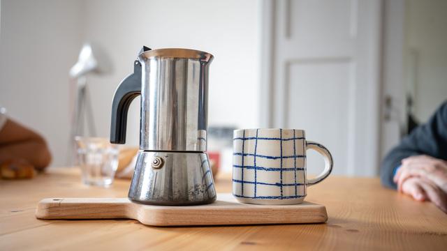 Morgenritual: Kaffeetrinker nach der ersten Tasse morgens besser gelaunt