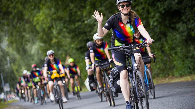 Besondere Fahrradtour: "Regenbogenfahrt" als Mutmacher für junge Krebspatienten