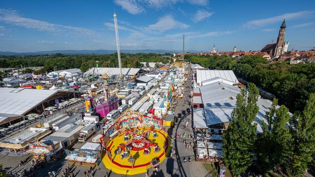 Brauchtum: Stabile Besucherzahl beim Gäubodenvolksfest - Weniger Bier