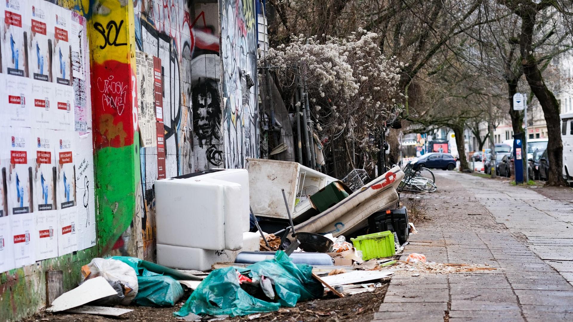 Sofa auf dem Bürgersteig: Höhere Bußgelder für illegalen Müll in Berlin