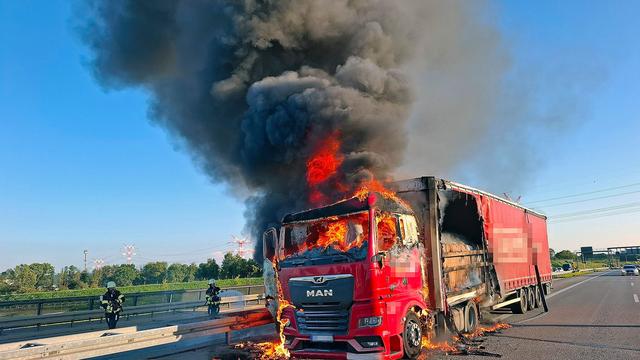Lkw in Flammen: A99 wegen Lkw-Brands voraussichtlich bis zum Abend gesperrt