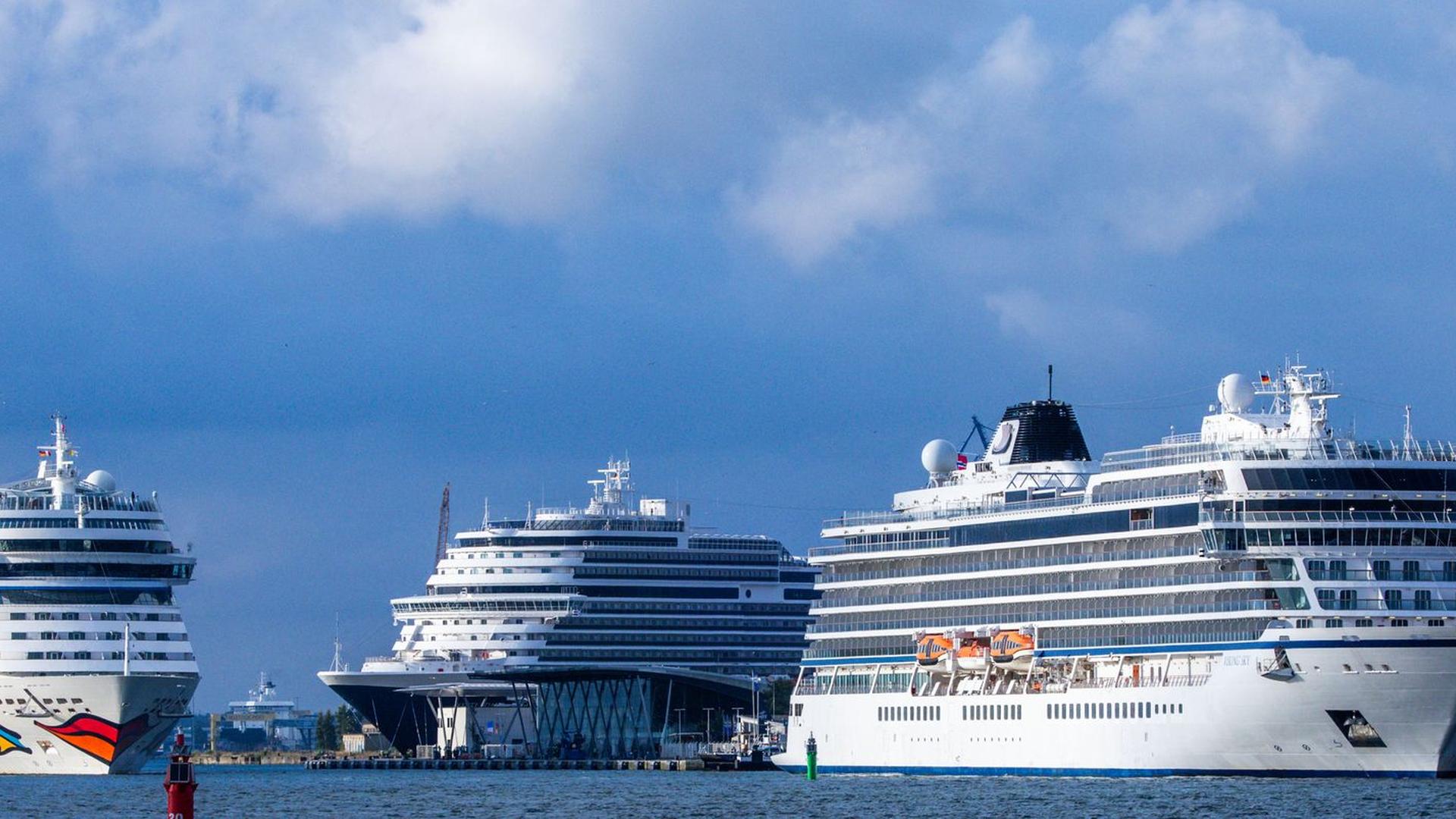 Kreuzfahrttourismus: Kreuzfahrtschiffe im Dreierpack in Rostock