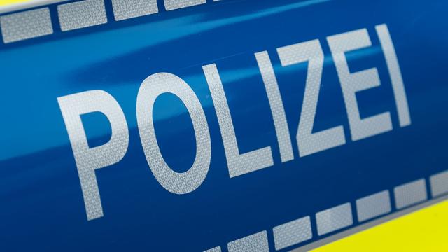 Ermittlungen: Mann stellt sich - Lebensgefährtin in Wohnung erstochen?
