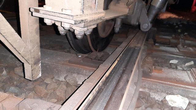 Arbeitsunfall: Bauzug-Waggon entgleist: Zwei Arbeiter verletzt