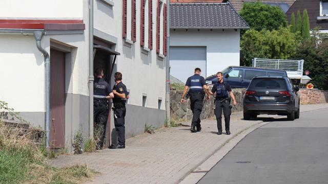 Versuchte Tötung: Kind mit Messer verletzt - Polizei fahndet nach 22-Jährigem