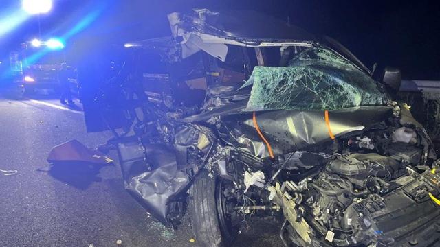 Verkehr: Kleinbus prallt gegen Auflieger - Vier Verletzte bei Unfall