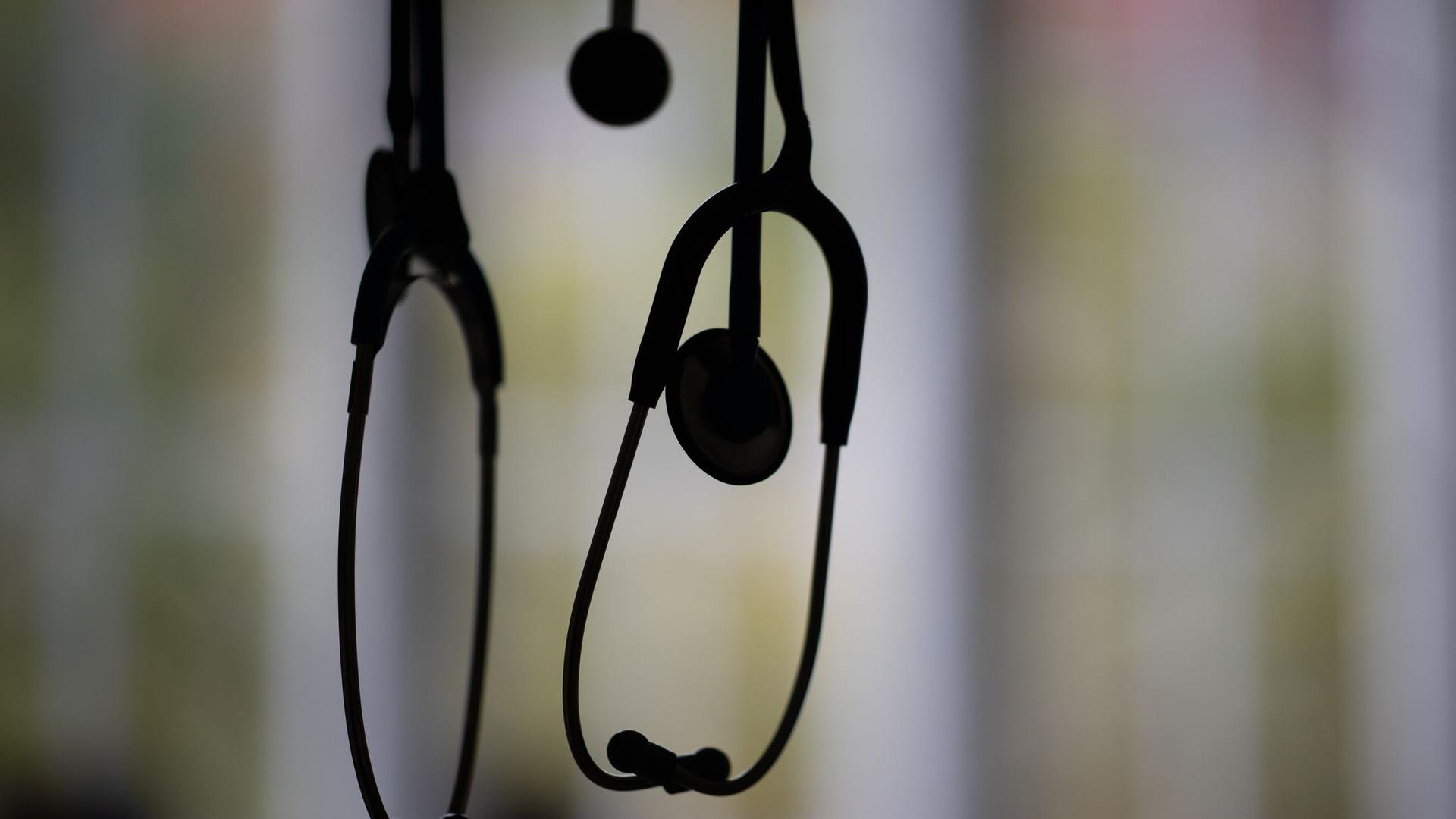 Nach Exhumierungen: Tod älterer Patienten: Ermittlungen gegen Arzt nahe Hamburg