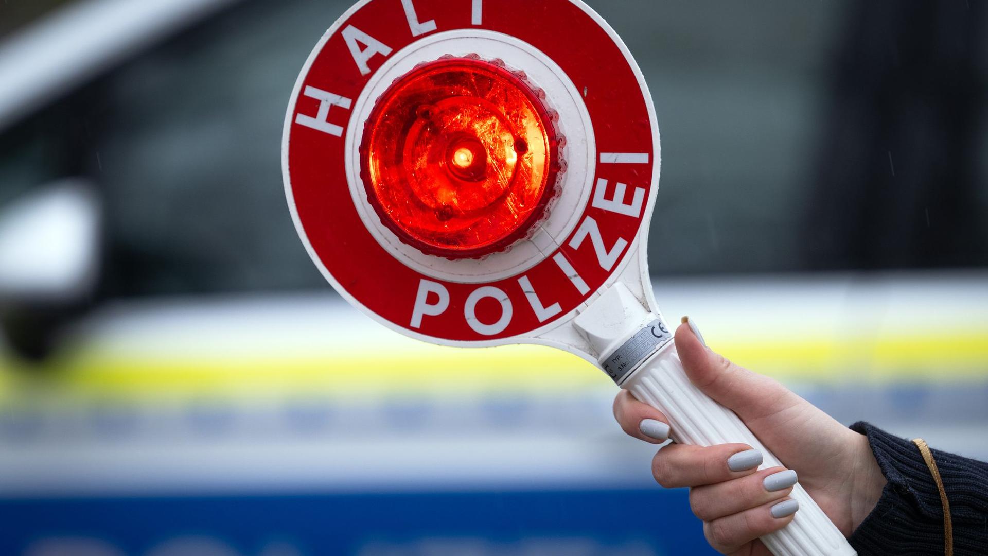 Rostock: Zwei Kinder öffnen Leihauto und fahren damit los