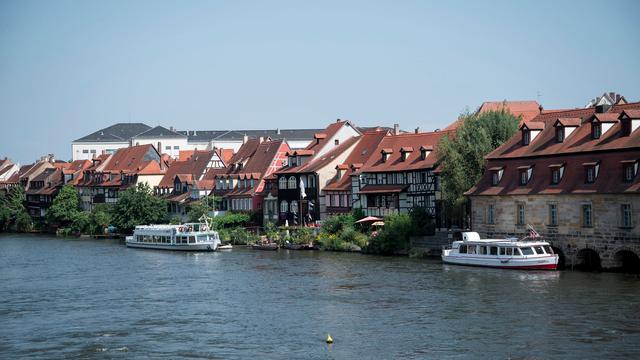 Polizei ermittelt: Ausflugsschiff muss wegen Schwimmern im Fluss stoppen