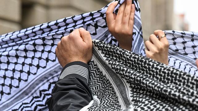 Streit um Palästinensertücher: Besucher in KZ-Gedenkstätten sollen "Pali-Tücher" ablegen