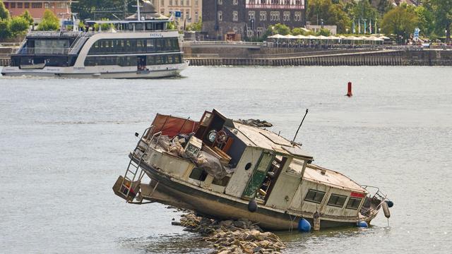 Notfälle: Gestrandete Jacht wird zum Rhein-Spektakel