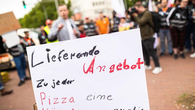 Lieferdienst in der Kritik: Lieferando-Fahrer protestieren gegen Jobabbau